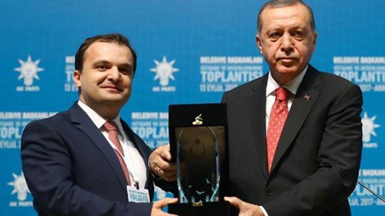İlginç ayrıntı... Erdoğanın plaket verdiği başkan FETÖ iddiasıyla yargılanıyor