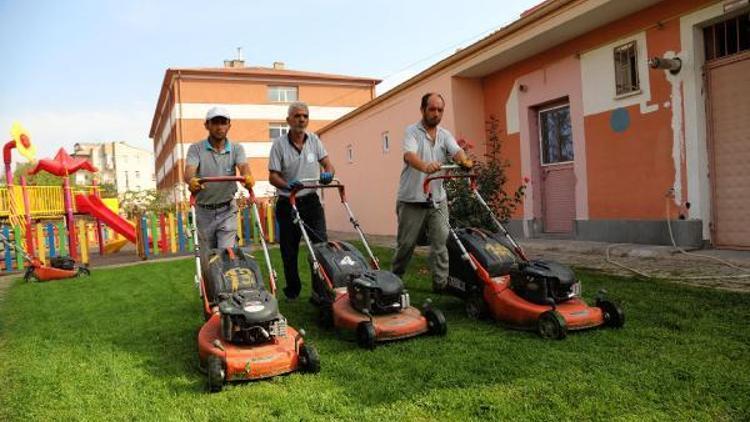 Talasta okulların bahçeleri temizlendi