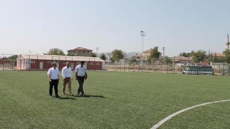 Kaymakam Üçer sentetik sahada incelemede bulundu