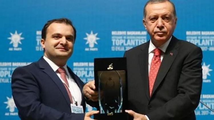 Erdoğan’ın plaket verdiği başkan için AK Partiden açıklama