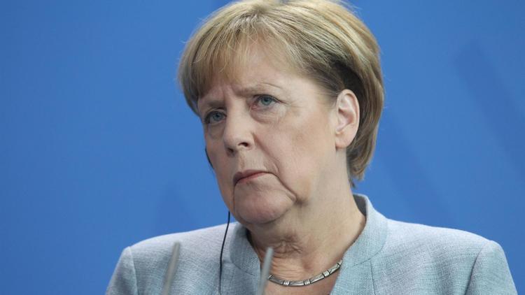 Merkelden Türkiyeye yeni tehdit: Askıya alabiliriz