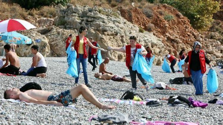 Gönüllüler Konyaaltı sahilinde temizlik yaptı