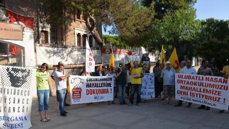 Bergamada ortaokulun taşınmasını protesto ettiler