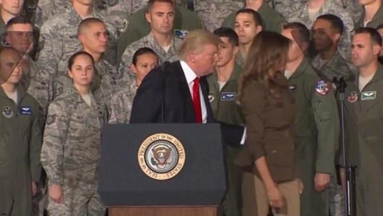 Trump elini sıktı, sahnenin dışına yolladı
