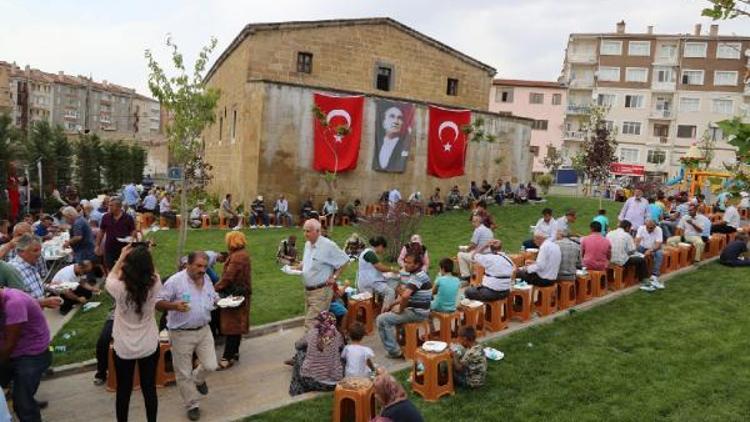 Niğdede Ermeni Kilisesi önüne park