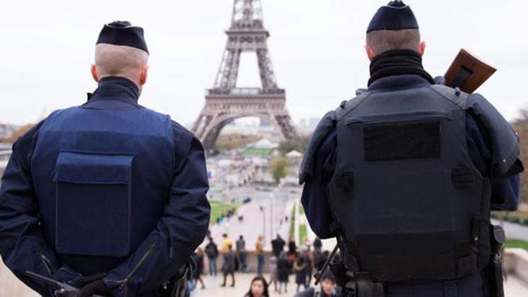 Fransız polisi ağır çalışma koşullarını protesto etti