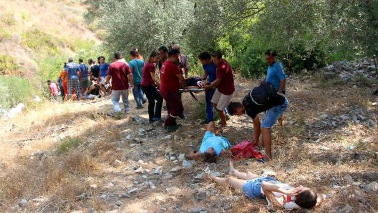 Antalyada tur midibüsü şarampole devrildi: 4 ölü, 27 yaralı (3)