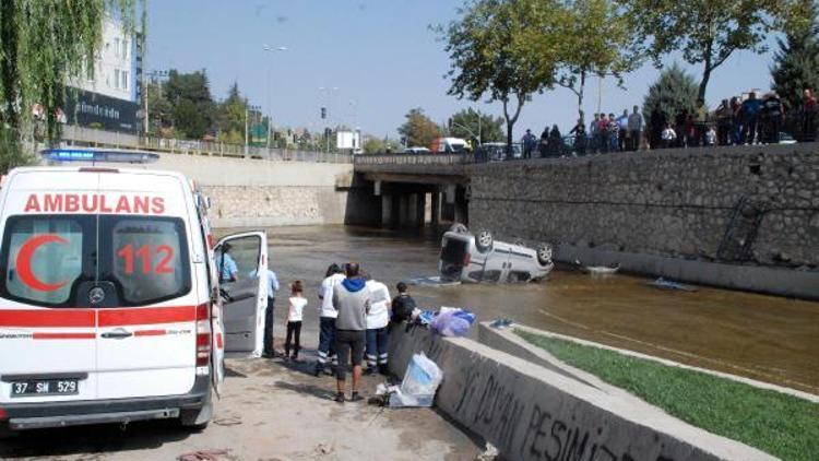 Köprüden dereye uçan araçtan yara almadan çıktılar