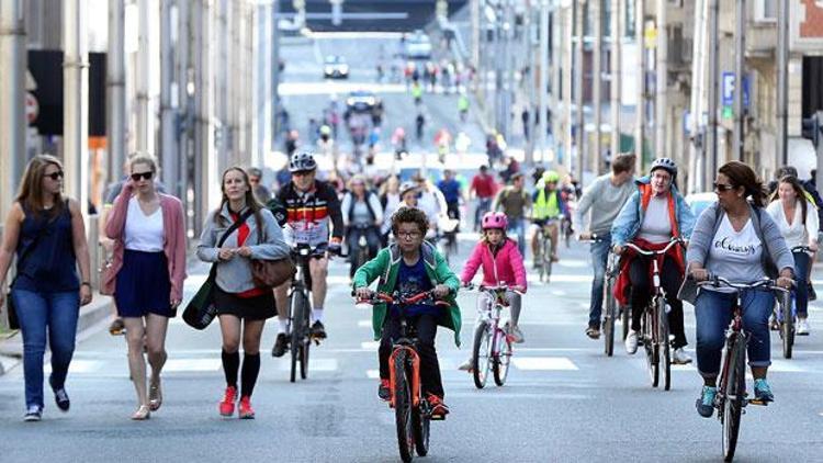 Brüksel caddeleri yayalara ve bisikletlilere kaldı