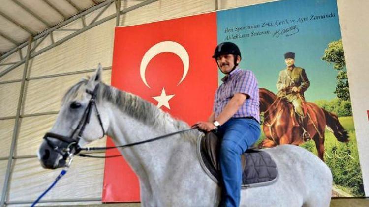Samsun Valisi Osman Kaymak, at üzerinde poz verdi