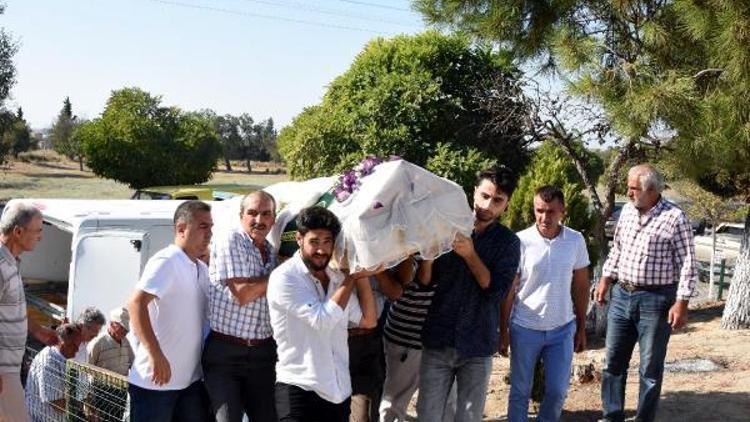 ABDdeki kazada ölen Didem, gelinlikle son yolculuğuna uğurlandı