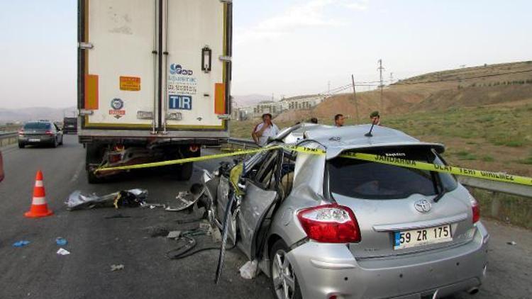 TIR ile çarpışan otomobildeki anne ile oğlu öldü, baba ile kızı yaralandı