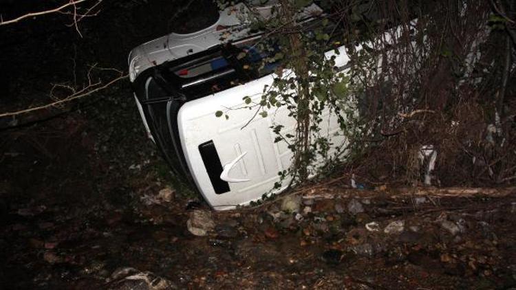 Zonguldakta kaza yapan minibüsü dereye düşmekten ağaçlar kurtardı
