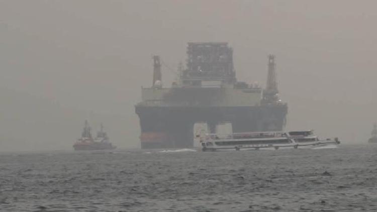 Dev petrol arama platformu İstanbul Boğazından geçiş yapıyor (1)