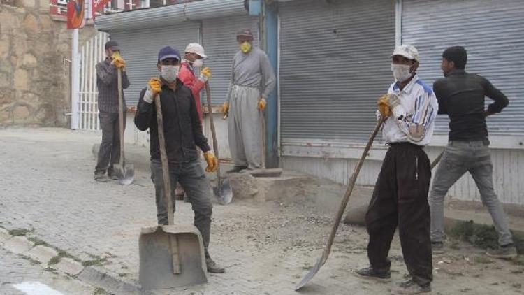 Başkale belediyesi yollarda temizlik çalışması yaptı