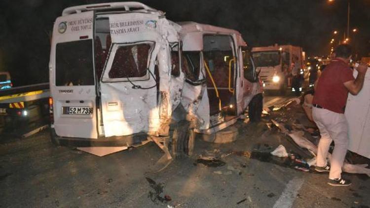 Fatsada 2 minibüs çarpıştı: 5 yaralı