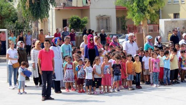 Töreni güneşte takip eden çocuklar gölgeye alındı