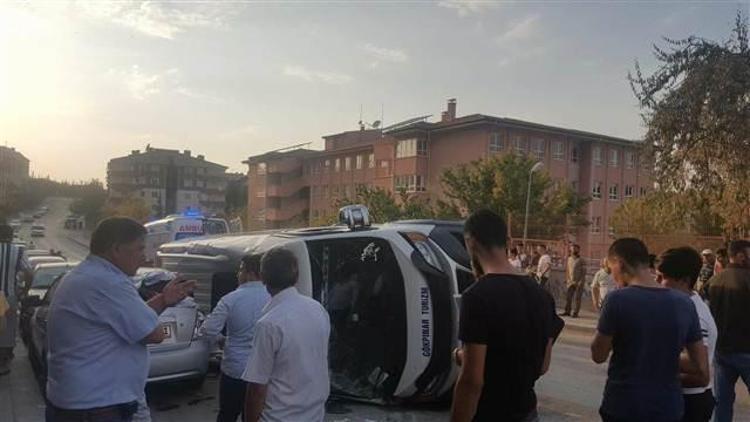 Ankarada öğrenci servisi devrildi: 10 yaralı