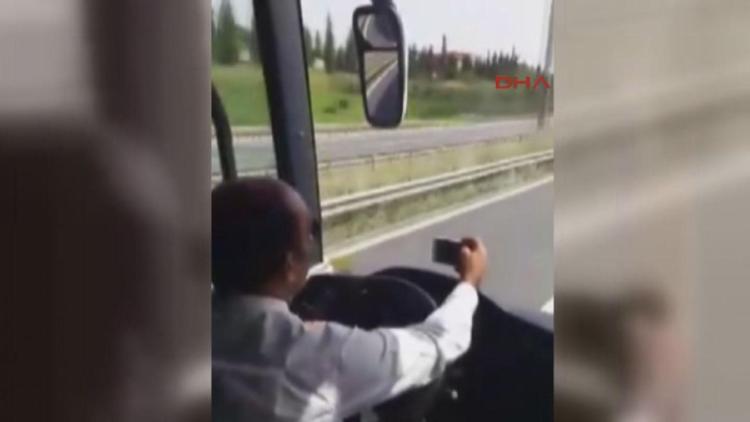 Yolcu otobüsü şoförü hem sigara içti hem selfie çekti