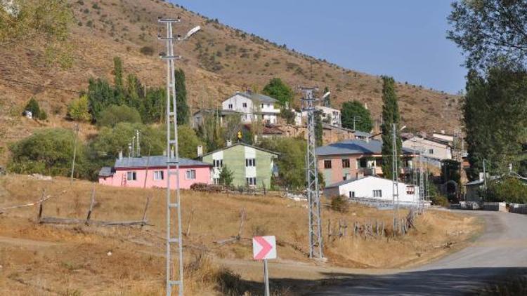 Kamış köyünün 37 yıllık elektrik şebekesi yenilendi