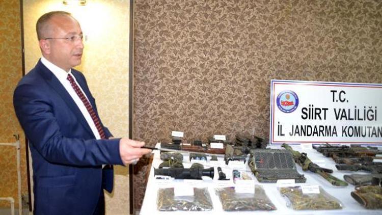 Vali Atik, 12 PKKlının öldürüldüğü operasyonda ele geçirilen silahları tanıttı