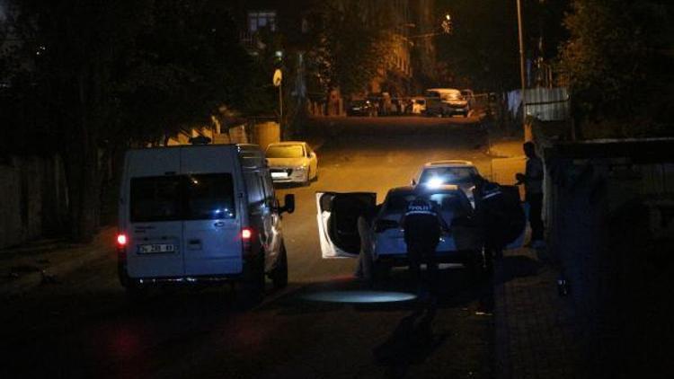 Gaziosmanpaşada polise ateş açıldı: 1 polis ağır yaralı