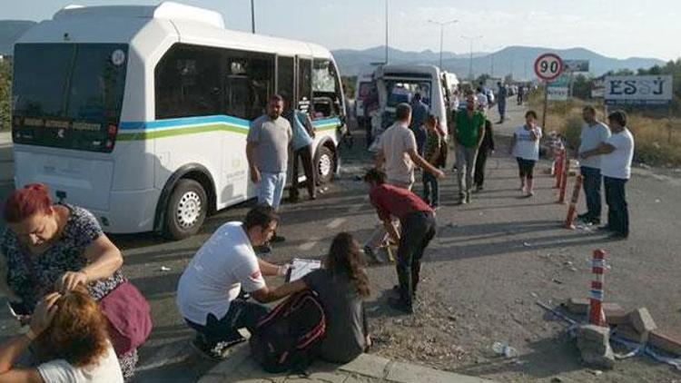 Balıkesirde iki yolcu minibüsü çarpıştı: 41 yaralı