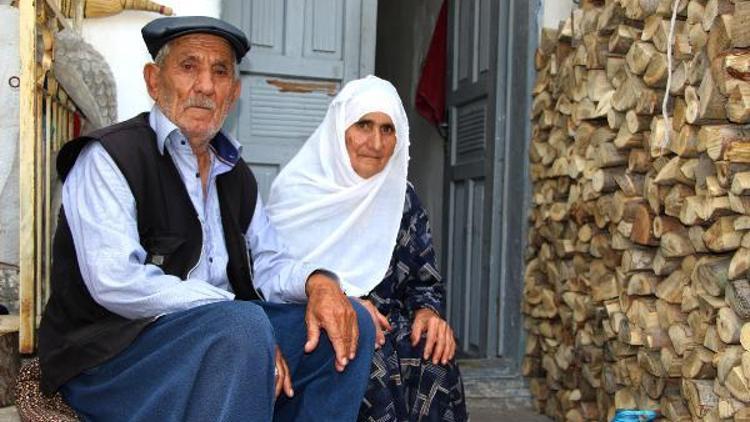 Yaşlı çift 62 yıl sonra ev sahibi oldu