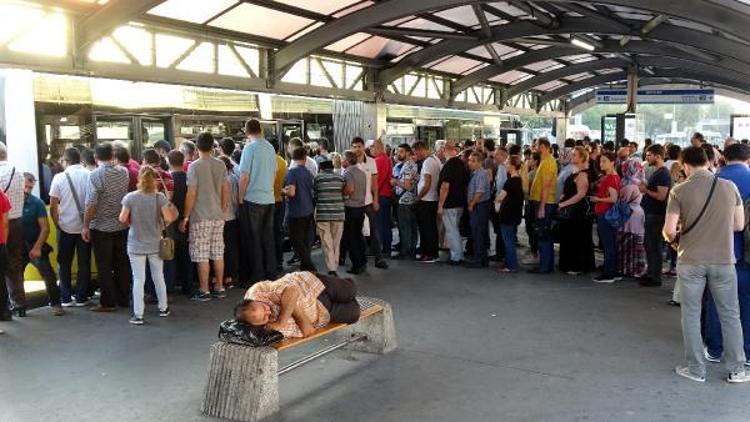 Metrobüslerde oturarak yolculuk, ilk duraktan sıraya girmeyle başlıyor