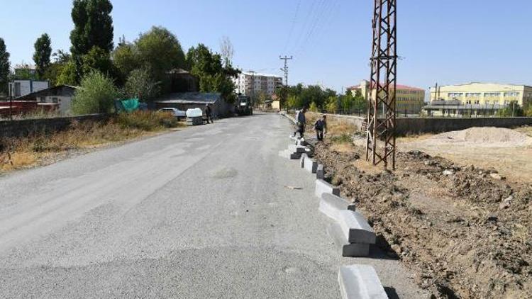 Sütlüce mahallesinde yol ve kaldırım çalışmaları