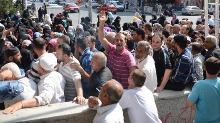 Suriyeli göçmenlerin yardım izdihamına polis müdahalesi