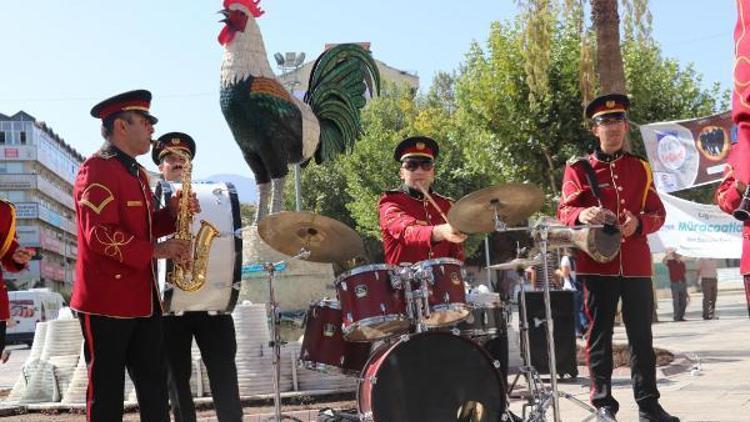 Büyükşehir bandosundan meydanda mini konser
