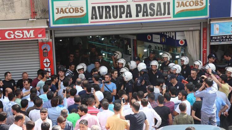 Pasaja kaçak baskını: Esnaf karşı çıktı, polis havaya ateş açtı