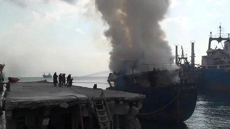 İstanbulda hurda gemide yangın