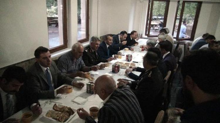 Vali, cemevinde iftar verdi