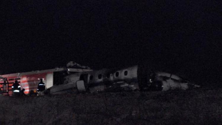 Atatürk Havalimanına uçak iniş sırasında düştü: 4 yaralı, Vali Şahin açıklama yaptı