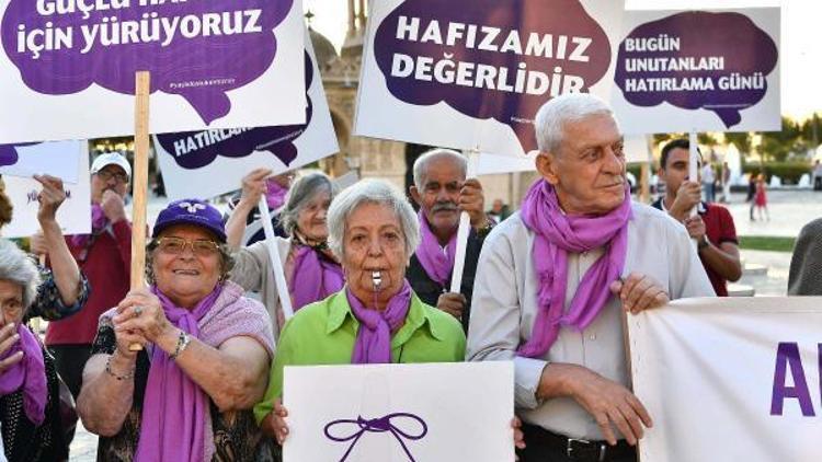 Saat Kulesi ile Alzheimer farkındalığı