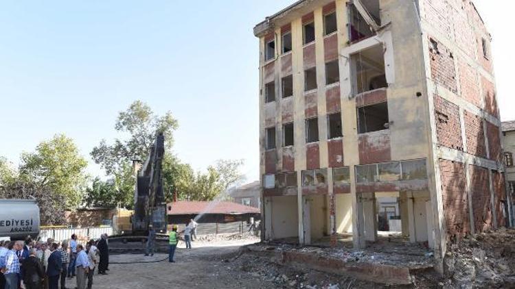 Demirtaşpaşa İlkokulu’nun yeniden yapılacağı alanda kalan son bina da yıkılıyor