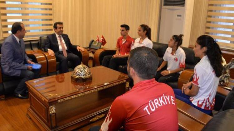 Vali Güzeloğlu, uluslararası şampiyonalarda madalya kazanan sporcuları tebrik etti