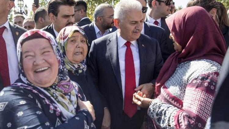Başbakan Yıldırım, cuma namazı çıkışı vatandaşlarla sohbet etti