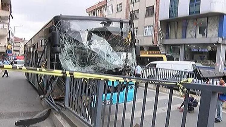 Gaziosmanpaşada korkutan kaza... Halk otobüsü paniği
