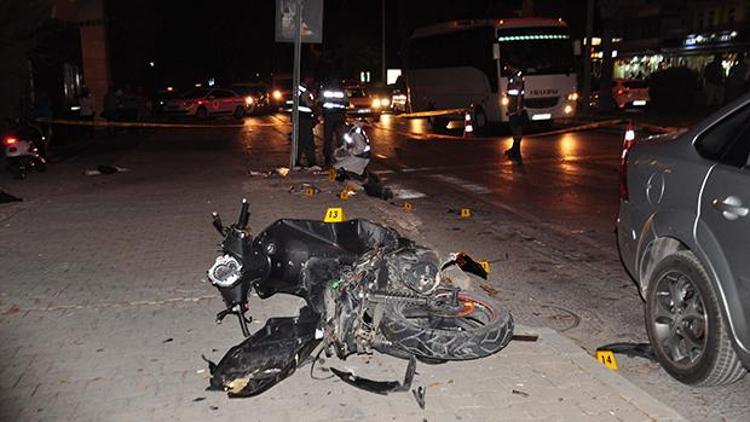 Otomobil, motosiklete ve turist çifte çarptı: 1 ölü, 2 yaralı