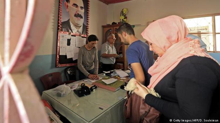 Türkiye Kuzey Iraktaki referandumu konuşuyor ama... Öcalan posteri önünde oy sandığı