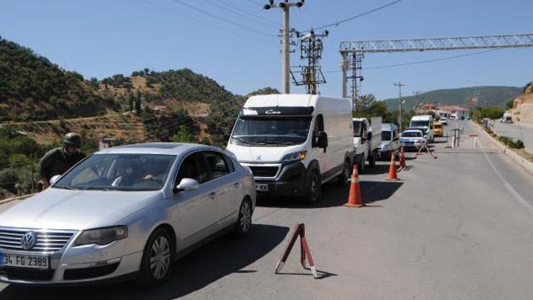 Tuncelide yol kesen PKKlı teröristler TIR yaktı