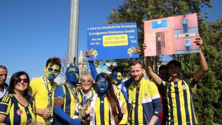 Fenerbahçeli taraftarlar yüzlerini boyayarak Vandaki bir okula gelir topluyor