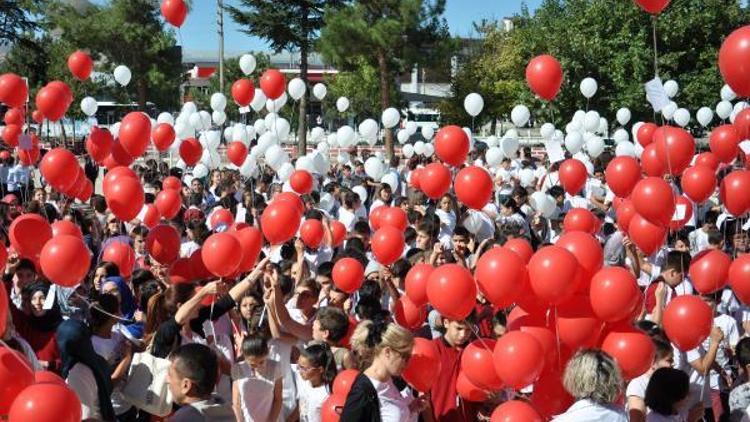 15 Temmuz şehitlerine mektup yazıp, balonla gökyüzüne bıraktılar