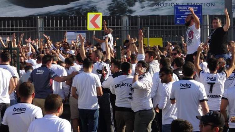 Beşiktaşlı taraftarlar stada ulaştı (FOTOĞRAFLAR)