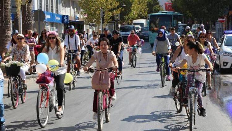 Süslü bisikletler ve kadınlar sokakları renklendirdi
