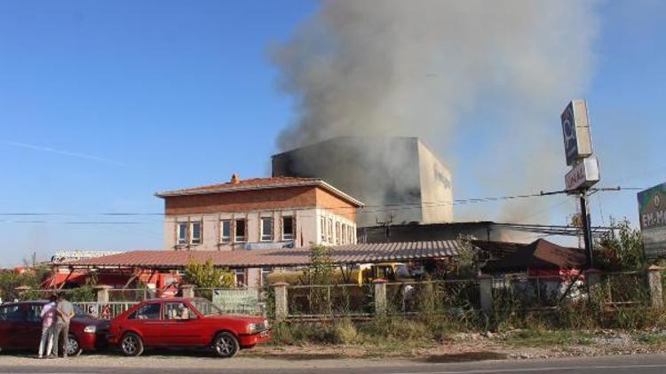 Fabrika deposunda yangın