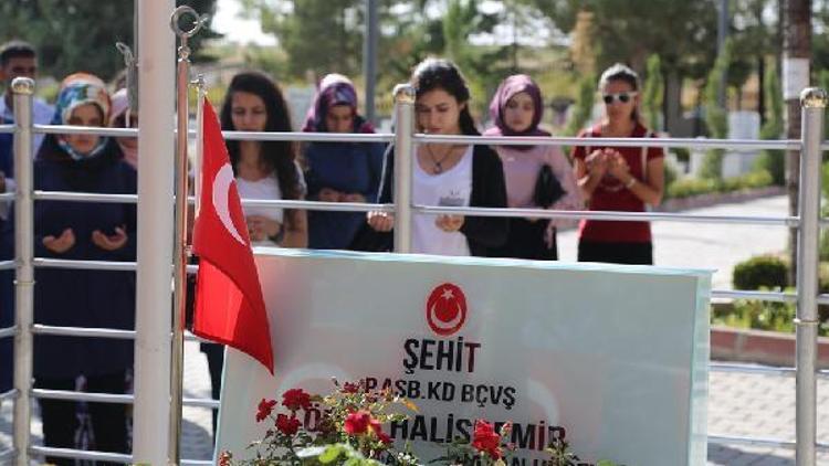 Üniversite öğrencileri Ömer Halisdemirin kabirini ziyaret etti